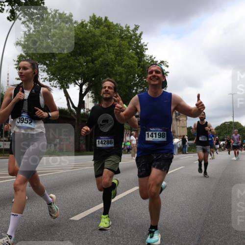 29.06.2025 - hella hamburg halbmarathon Yannick Fuchs http://msf.ph/oto/8232547 29.06.2025 10:46:51 20KM 1098, 1257, 1482, 1657, 1683, 2111, 2208, 2444, 2814, 3258, 3399, 3952, 3999, 4121, 4419, 4587, 4726, 5169, 5194, 5607, 5907, 6897, 7178, 7232, 7383, 7475, 8316, 8587, 8651, 8955, 9065, 9163, 10529, 10811, 11217, 11588, 11589, 11604, 11689, 12155, 12482, 12519, 13211, 13301, 14198, 14286, 14805, 15681, 15980, 16320, 16467, 16929, 17130, 17198, 17710, 17773, 18249, 18331, 19208 meine-sportfotos.de