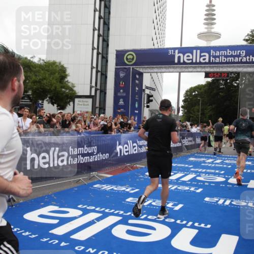 29.06.2025 - hella hamburg halbmarathon Michael Strokosch http://msf.ph/oto/8232549 29.06.2025 10:52:37 Ziel 2670, 3715, 3952, 6561, 6562, 7178, 7232, 9145, 9739, 11689, 11791, 12450, 13051, 13301, 14561, 15001, 15980, 18982 meine-sportfotos.de