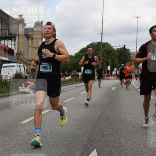 29.06.2025 - hella hamburg halbmarathon Yannick Fuchs http://msf.ph/oto/8232558 29.06.2025 10:34:14 20KM 1343, 1358, 2044, 2525, 2546, 2563, 2573, 2972, 3547, 3626, 4398, 4565, 4759, 5752, 7981, 8319, 8346, 8925, 9116, 9265, 9540, 11284, 11305, 11714, 11806, 12046, 12091, 12335, 12372, 13190, 13479, 13514, 14204, 14272, 14359, 15094, 15336, 15435, 15744, 17005, 17215, 17360, 17425, 17668, 17792, 17916, 18013, 18154, 18285, 18803 meine-sportfotos.de