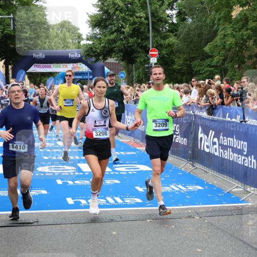 29.06.2025 - hella hamburg halbmarathon Zöllner http://msf.ph/oto/8232559 29.06.2025 10:54:13 Ziel 1410, 3208, 3209, 3898, 5638, 6294, 6443, 6581, 8390, 9791, 12213, 13397, 13794, 15169, 15524, 16780, 16871 meine-sportfotos.de