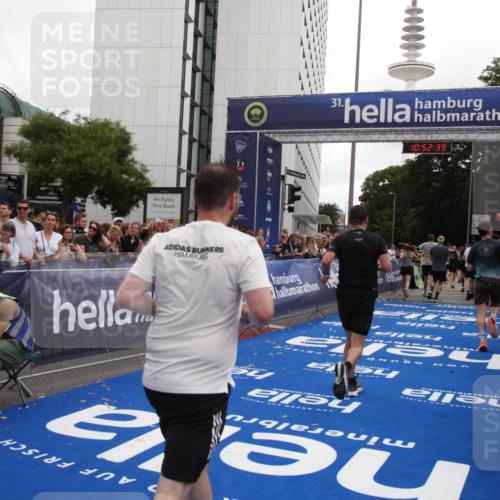 29.06.2025 - hella hamburg halbmarathon Michael Strokosch http://msf.ph/oto/8232561 29.06.2025 10:52:38 Ziel 2670, 3715, 3952, 6561, 6562, 7232, 9145, 9739, 11689, 12450, 13051, 13301, 14561, 15001, 15980, 18982 meine-sportfotos.de