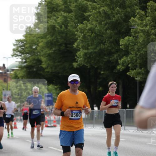 29.06.2025 - hella hamburg halbmarathon Jannik Wohlers http://msf.ph/oto/8232566 29.06.2025 10:28:15 Lombardsbrücke 1557, 4700, 5249, 5250, 5718, 5903, 5939, 6102, 6418, 7980, 8560, 9642, 9716, 9855, 10068, 10434, 15256, 16125, 16643, 18293 meine-sportfotos.de