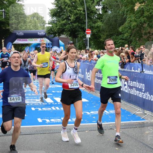 29.06.2025 - hella hamburg halbmarathon Zöllner http://msf.ph/oto/8232581 29.06.2025 10:54:14 Ziel 1410, 3177, 3208, 3209, 3898, 5638, 6082, 6084, 6294, 6443, 6581, 8390, 9791, 12213, 13033, 13397, 13794, 15169, 15524, 16780, 16871 meine-sportfotos.de