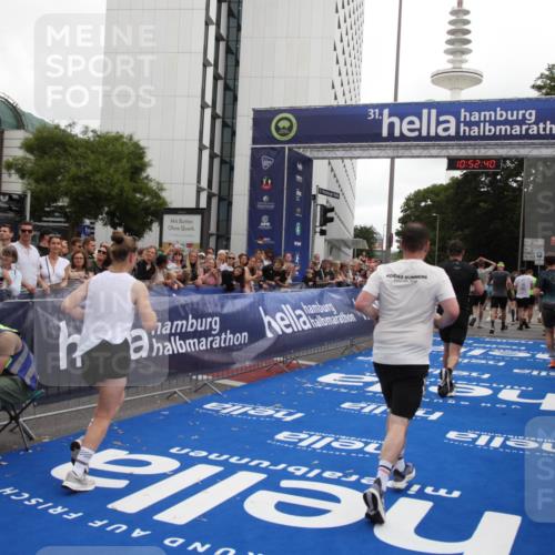 29.06.2025 - hella hamburg halbmarathon Michael Strokosch http://msf.ph/oto/8232592 29.06.2025 10:52:38 Ziel 2670, 3715, 3952, 6561, 6562, 7232, 9145, 9739, 11689, 12450, 13051, 13301, 14561, 15001, 15980, 18982 meine-sportfotos.de