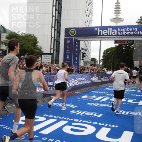 29.06.2025 - hella hamburg halbmarathon Michael Strokosch http://msf.ph/oto/8232607 29.06.2025 10:52:39 Ziel 2346, 2670, 3952, 6561, 6562, 7232, 9739, 10115, 11689, 12450, 13051, 13301, 15001, 15980, 18982 meine-sportfotos.de