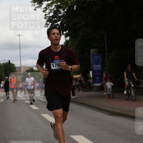 29.06.2025 - hella hamburg halbmarathon Yannick Fuchs http://msf.ph/oto/8232611 29.06.2025 10:34:15 20KM 1343, 1358, 2044, 2525, 2546, 2563, 2573, 2972, 3547, 3626, 4398, 4565, 4759, 5752, 7981, 8319, 8346, 8925, 9116, 9265, 9540, 11284, 11305, 11714, 11806, 12046, 12091, 12335, 12372, 13190, 13479, 13514, 14204, 14272, 14359, 15094, 15336, 15421, 15435, 15744, 17005, 17215, 17360, 17425, 17668, 17792, 17916, 18013, 18154, 18285, 18803 meine-sportfotos.de