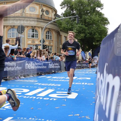29.06.2025 - hella hamburg halbmarathon Strokosch-Dieckow http://msf.ph/oto/8232697 29.06.2025 10:33:51 Ziel 1743, 2228, 2243, 2746, 4246, 5193, 9519, 10865, 13771, 14310, 14466, 15500, 16243 meine-sportfotos.de