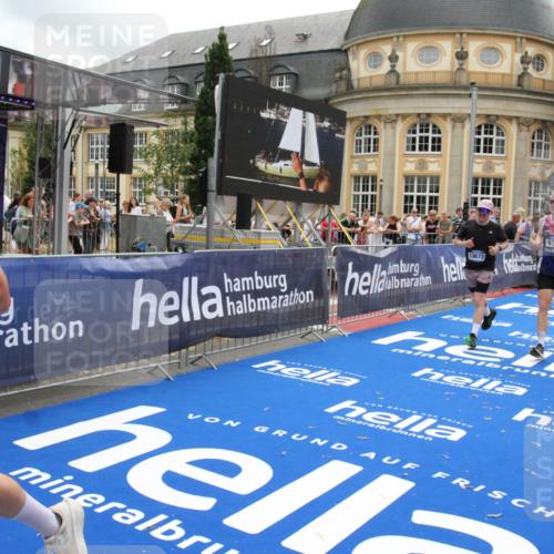 29.06.2025 - hella hamburg halbmarathon Michael Strokosch http://msf.ph/oto/8232775 29.06.2025 10:47:20 Ziel 2623, 2864, 5024, 6134, 6168, 6203, 6716, 7480, 10208, 10211, 11518, 13672, 13782, 14722, 15611, 16286, 17718, 17915, 18856 meine-sportfotos.de
