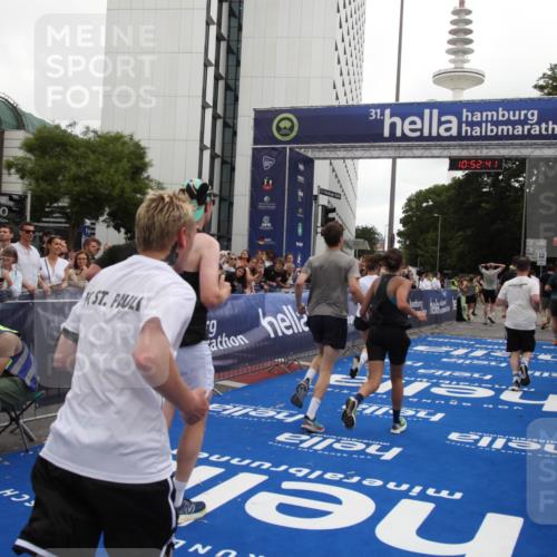 29.06.2025 - hella hamburg halbmarathon Michael Strokosch http://msf.ph/oto/8232785 29.06.2025 10:52:40 Ziel 2346, 2670, 3952, 6561, 6562, 7475, 9739, 10115, 11459, 11689, 12450, 13051, 13301, 14122, 15001, 18982 meine-sportfotos.de