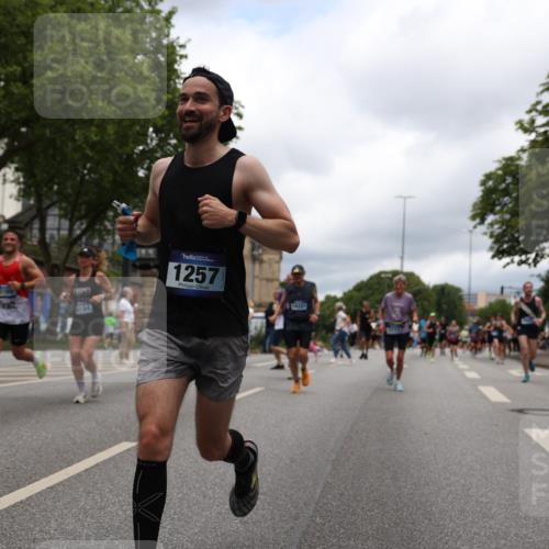 29.06.2025 - hella hamburg halbmarathon Yannick Fuchs http://msf.ph/oto/8232792 29.06.2025 10:46:53 20KM 1098, 1257, 1258, 1482, 1657, 1683, 2111, 2208, 2444, 2814, 3258, 3399, 3952, 3999, 4121, 4419, 4587, 4726, 5169, 5194, 5607, 5907, 6897, 7178, 7232, 7383, 7475, 8273, 8316, 8361, 8587, 8651, 8955, 9065, 9163, 10529, 10811, 11217, 11588, 11589, 11604, 11689, 12155, 12482, 12519, 13211, 14198, 14286, 14805, 15681, 15980, 16467, 16929, 17130, 17198, 17710, 18249, 18331, 18901, 19208 meine-sportfotos.de