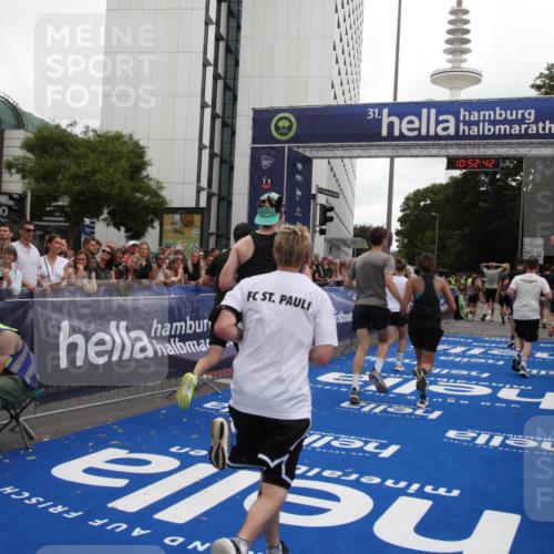 29.06.2025 - hella hamburg halbmarathon Michael Strokosch http://msf.ph/oto/8232799 29.06.2025 10:52:40 Ziel 2346, 2670, 3952, 6561, 6562, 7475, 9739, 10115, 11459, 11689, 12450, 13051, 13301, 14122, 15001, 18982 meine-sportfotos.de