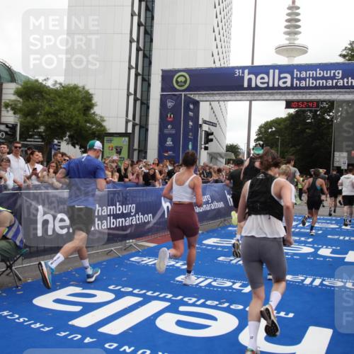 29.06.2025 - hella hamburg halbmarathon Michael Strokosch http://msf.ph/oto/8232845 29.06.2025 10:52:41 Ziel 2346, 2670, 3952, 6561, 6562, 7475, 9739, 10115, 11459, 11689, 12450, 13051, 13301, 14122, 15001, 18982 meine-sportfotos.de