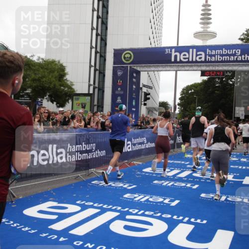 29.06.2025 - hella hamburg halbmarathon Michael Strokosch http://msf.ph/oto/8232876 29.06.2025 10:52:42 Ziel 2346, 2670, 3952, 5116, 6561, 6562, 7475, 9739, 9869, 10115, 11459, 11689, 12450, 13051, 13301, 14122, 15001, 18982 meine-sportfotos.de