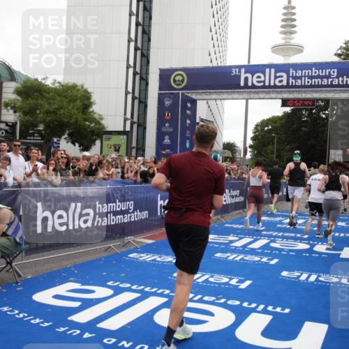 29.06.2025 - hella hamburg halbmarathon Michael Strokosch http://msf.ph/oto/8232900 29.06.2025 10:52:43 Ziel 2346, 2670, 3952, 3999, 5116, 6561, 6562, 7475, 9739, 9869, 10115, 11459, 11689, 12450, 12482, 13051, 14122, 15001, 18982 meine-sportfotos.de