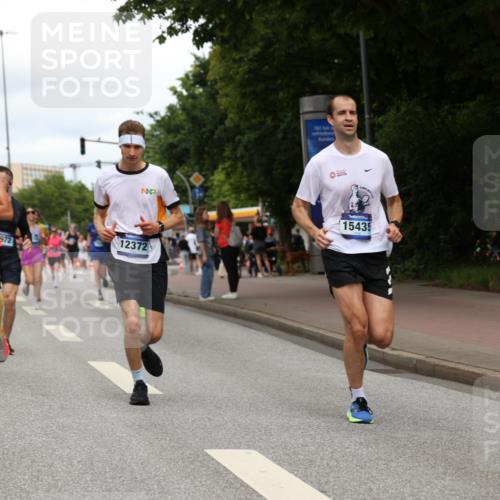 29.06.2025 - hella hamburg halbmarathon Yannick Fuchs http://msf.ph/oto/8232928 29.06.2025 10:34:18 20KM 1358, 1975, 2044, 2546, 2563, 2573, 2972, 3547, 3626, 4398, 4565, 5752, 7981, 8319, 8346, 8925, 9116, 9540, 11284, 11714, 11806, 12046, 12091, 12335, 12372, 13190, 13479, 13514, 14077, 14204, 14272, 14699, 15094, 15336, 15421, 15435, 15744, 15828, 17425, 17668, 17792, 17916, 17973, 18013, 18154, 18803 meine-sportfotos.de