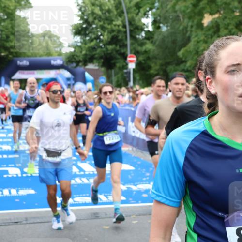 29.06.2025 - hella hamburg halbmarathon Zöllner http://msf.ph/oto/8232953 29.06.2025 10:54:20 Ziel 1267, 3103, 3177, 3861, 3898, 6082, 6084, 6443, 7274, 8223, 11430, 12213, 13033, 13289, 13803, 15169, 15946, 16527, 16574, 16750, 16780, 16879, 17087, 17698, 18268 meine-sportfotos.de