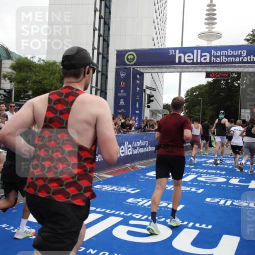 29.06.2025 - hella hamburg halbmarathon Michael Strokosch http://msf.ph/oto/8232958 29.06.2025 10:52:43 Ziel 2346, 2670, 3952, 3999, 5116, 6561, 6562, 7475, 9739, 9869, 10115, 11459, 11689, 12450, 12482, 13051, 14122, 15001, 18982 meine-sportfotos.de