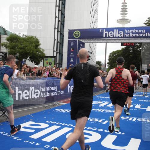 29.06.2025 - hella hamburg halbmarathon Michael Strokosch http://msf.ph/oto/8233011 29.06.2025 10:52:44 Ziel 2287, 2346, 2670, 3952, 3999, 5116, 6561, 6562, 7475, 9739, 9869, 10115, 11459, 11689, 12450, 12482, 13051, 14122, 15001, 16467 meine-sportfotos.de