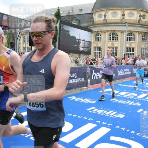 29.06.2025 - hella hamburg halbmarathon Michael Strokosch http://msf.ph/oto/8233043 29.06.2025 10:47:22 Ziel 2864, 5024, 6134, 6168, 6203, 10208, 10211, 11491, 11518, 13672, 13782, 14722, 15611, 16089, 16286, 18856 meine-sportfotos.de