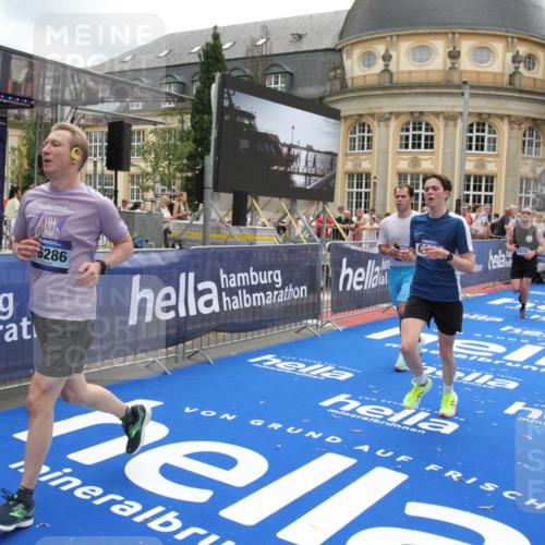 29.06.2025 - hella hamburg halbmarathon Michael Strokosch http://msf.ph/oto/8233059 29.06.2025 10:47:23 Ziel 2274, 2864, 5024, 6134, 6168, 6203, 10423, 11077, 11491, 11518, 13672, 13782, 14722, 15611, 16089, 16286, 18856 meine-sportfotos.de