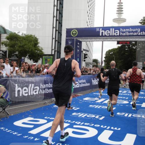29.06.2025 - hella hamburg halbmarathon Michael Strokosch http://msf.ph/oto/8233064 29.06.2025 10:52:45 Ziel 2287, 2346, 2670, 3952, 3999, 5116, 7475, 9869, 10115, 11459, 11689, 12450, 12482, 13051, 14122, 16467, 18331 meine-sportfotos.de
