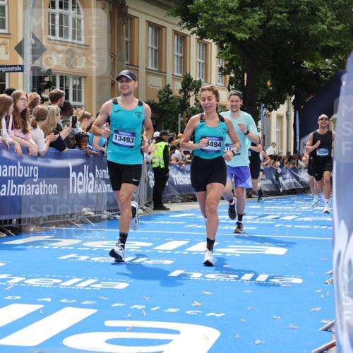 29.06.2025 - hella hamburg halbmarathon Strokosch-Dieckow http://msf.ph/oto/8233068 29.06.2025 10:34:01 Ziel 9345, 9376, 9519, 11019, 11202, 11227, 13066, 13493, 13494, 14448, 15268, 15500, 16724, 17751, 17877 meine-sportfotos.de