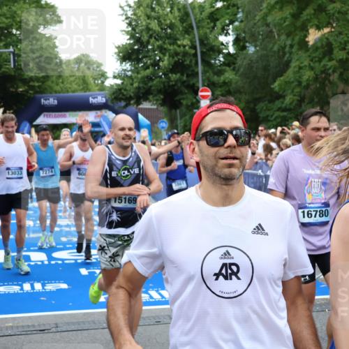 29.06.2025 - hella hamburg halbmarathon Zöllner http://msf.ph/oto/8233072 29.06.2025 10:54:21 Ziel 1267, 3103, 3177, 3861, 6082, 6084, 6512, 7274, 8223, 11430, 13033, 13289, 13803, 15169, 15946, 16527, 16574, 16750, 16879, 17087, 17698, 18268 meine-sportfotos.de