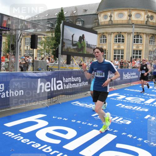 29.06.2025 - hella hamburg halbmarathon Michael Strokosch http://msf.ph/oto/8233074 29.06.2025 10:47:24 Ziel 2274, 2864, 5024, 6134, 6168, 6203, 8693, 10423, 11077, 11491, 11518, 13672, 13782, 14722, 15611, 16089, 16286, 16819, 18856, 18974 meine-sportfotos.de