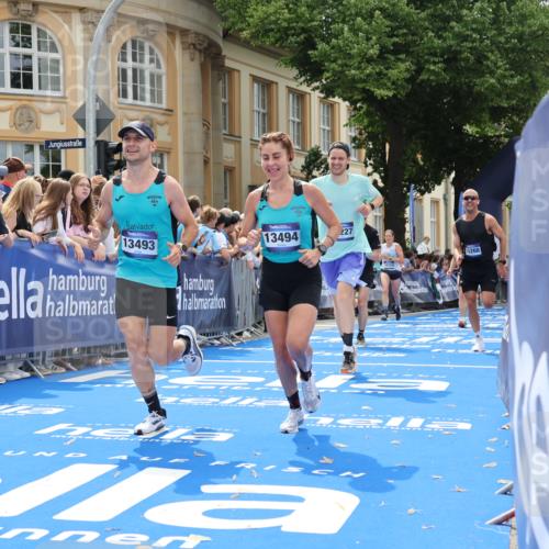 29.06.2025 - hella hamburg halbmarathon Strokosch-Dieckow http://msf.ph/oto/8233077 29.06.2025 10:34:02 Ziel 9345, 9376, 9519, 11019, 11202, 11227, 13066, 13493, 13494, 14448, 15268, 16724, 17751, 17877 meine-sportfotos.de