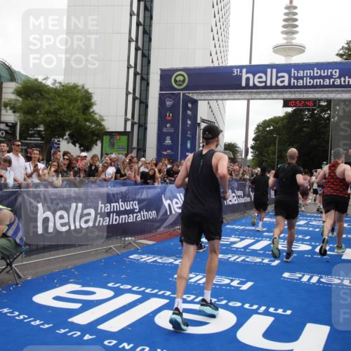 29.06.2025 - hella hamburg halbmarathon Michael Strokosch http://msf.ph/oto/8233118 29.06.2025 10:52:45 Ziel 2287, 2346, 2670, 3952, 3999, 5116, 7475, 9869, 10115, 11459, 11689, 12450, 12482, 13051, 14122, 16467, 18331 meine-sportfotos.de