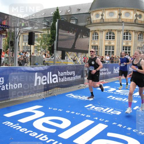 29.06.2025 - hella hamburg halbmarathon Michael Strokosch http://msf.ph/oto/8233137 29.06.2025 10:47:25 Ziel 51, 2274, 2864, 5024, 5650, 6168, 6203, 8693, 10423, 11077, 11491, 11518, 13782, 14722, 15350, 15611, 16089, 16286, 16819, 18974 meine-sportfotos.de