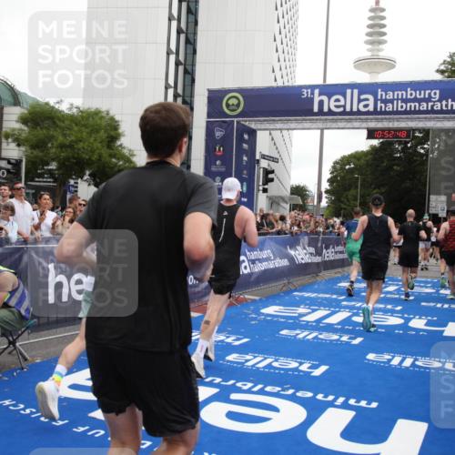 29.06.2025 - hella hamburg halbmarathon Michael Strokosch http://msf.ph/oto/8233187 29.06.2025 10:52:46 Ziel 2287, 2346, 2670, 3952, 3999, 5116, 5194, 7475, 9869, 10115, 11459, 11689, 12450, 12482, 13051, 14122, 14805, 16467, 18331, 19244 meine-sportfotos.de