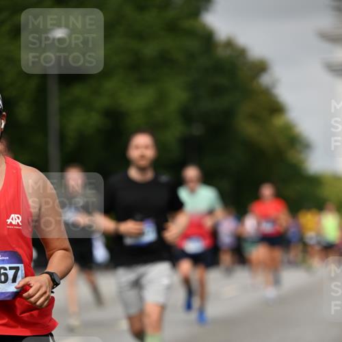 29.06.2025 - hella hamburg halbmarathon Dr. Thomas Lammeyer http://msf.ph/oto/8233188 29.06.2025 10:13:30 Kennedybrücke 7081, 7187, 7636, 9297, 9306, 9781, 10819, 11067 meine-sportfotos.de