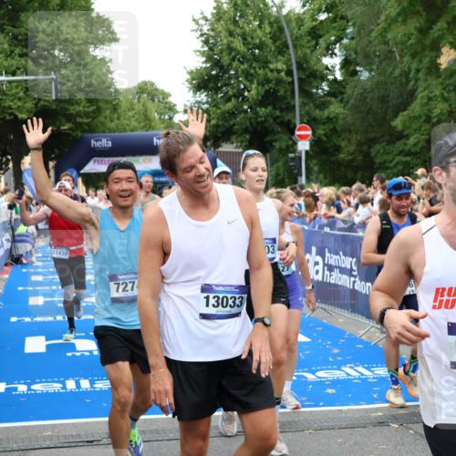 29.06.2025 - hella hamburg halbmarathon Zöllner http://msf.ph/oto/8233194 29.06.2025 10:54:24 Ziel 1267, 1442, 3103, 3426, 3861, 4635, 6511, 6512, 7274, 8223, 8772, 11430, 12362, 13289, 13803, 15946, 16327, 16527, 16574, 16750, 16879, 17087, 17698, 18268 meine-sportfotos.de