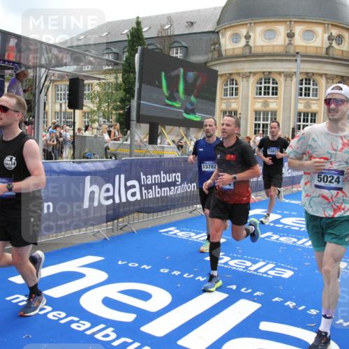 29.06.2025 - hella hamburg halbmarathon Michael Strokosch http://msf.ph/oto/8233246 29.06.2025 10:47:26 Ziel 51, 1012, 2274, 2839, 2864, 2869, 5024, 5650, 6168, 6203, 8693, 9305, 10423, 11077, 11491, 11518, 13782, 14722, 15350, 15611, 15923, 16089, 16819, 18758, 18974 meine-sportfotos.de