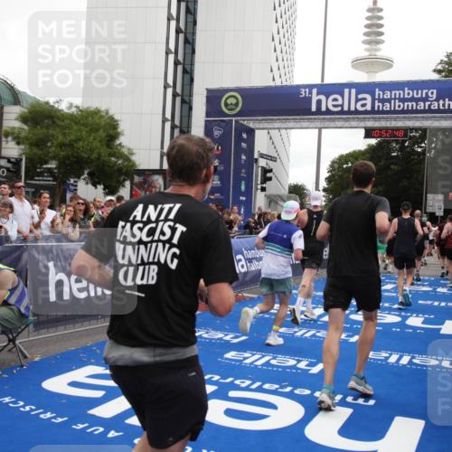29.06.2025 - hella hamburg halbmarathon Michael Strokosch http://msf.ph/oto/8233247 29.06.2025 10:52:47 Ziel 2287, 2346, 3999, 5116, 5169, 5194, 7475, 8172, 9869, 10115, 11459, 12482, 14122, 14805, 16467, 17198, 18331, 19244 meine-sportfotos.de
