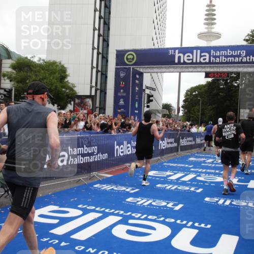 29.06.2025 - hella hamburg halbmarathon Michael Strokosch http://msf.ph/oto/8233313 29.06.2025 10:52:49 Ziel 2287, 3999, 5116, 5169, 5194, 7475, 8172, 9065, 9163, 9869, 11459, 12482, 14122, 14198, 14286, 14805, 16467, 17198, 18331, 19244 meine-sportfotos.de