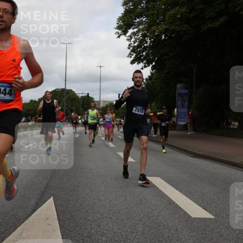 29.06.2025 - hella hamburg halbmarathon Yannick Fuchs http://msf.ph/oto/8233324 29.06.2025 10:34:20 20KM 1358, 1975, 2044, 2563, 2573, 2972, 3547, 3626, 4381, 4398, 4565, 4766, 5752, 7981, 8319, 8346, 8933, 9116, 9540, 11284, 11714, 11806, 12046, 12091, 12335, 12372, 13190, 13479, 13514, 14077, 14204, 14272, 14699, 15094, 15336, 15421, 15435, 15744, 15828, 17425, 17668, 17792, 17916, 17973, 18013, 18154, 18803 meine-sportfotos.de