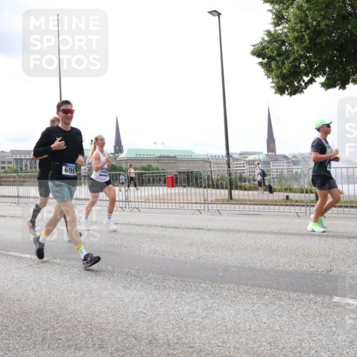 29.06.2025 - hella hamburg halbmarathon Lena Gebhardt http://msf.ph/oto/8233368 29.06.2025 10:33:36 Lombardsbrücke 1189, 1275, 1764, 1896, 1995, 2038, 2054, 2085, 2342, 2776, 2838, 3170, 3264, 3341, 3560, 3812, 4164, 4361, 4433, 4445, 4449, 4696, 4942, 5075, 5096, 5141, 5180, 5557, 5566, 5569, 5821, 5822, 5887, 5917, 6109, 6515, 6516, 6773, 6854, 6956, 6999, 7027, 7565, 7653, 7705, 8021, 8157, 8202, 8282, 8375, 8377, 8383, 8401, 8595, 8891, 9094, 9234, 9258, 9289, 9438, 9591, 9592, 9750, 9780, 9799, 9875, 9995, 10007, 10071, 10561, 11229, 11713, 11811, 11826, 12039 meine-sportfotos.de