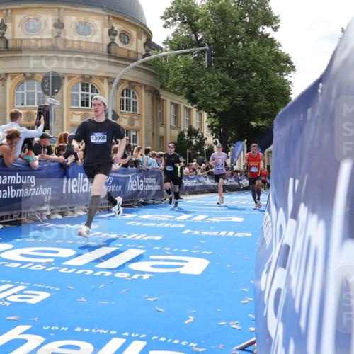 29.06.2025 - hella hamburg halbmarathon Strokosch-Dieckow http://msf.ph/oto/8233370 29.06.2025 10:34:08 Ziel 1080, 3005, 7884, 7901, 9376, 11019, 11202, 13066, 14448, 16724, 17751, 17877, 18906 meine-sportfotos.de