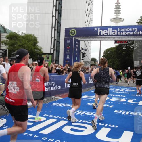 29.06.2025 - hella hamburg halbmarathon Michael Strokosch http://msf.ph/oto/8233373 29.06.2025 10:52:50 Ziel 2287, 2910, 3999, 5077, 5116, 5169, 5194, 8172, 9065, 9163, 9869, 11217, 12482, 14198, 14286, 14805, 16467, 17198, 18331, 19244 meine-sportfotos.de