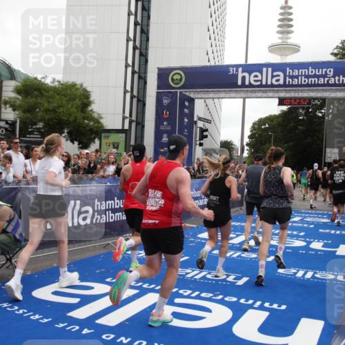29.06.2025 - hella hamburg halbmarathon Michael Strokosch http://msf.ph/oto/8233399 29.06.2025 10:52:51 Ziel 1657, 2287, 2444, 2814, 2910, 3999, 5077, 5116, 5169, 5194, 8172, 9065, 9163, 9869, 10811, 11217, 11992, 12482, 14198, 14286, 14805, 16467, 17198, 18331, 19244 meine-sportfotos.de