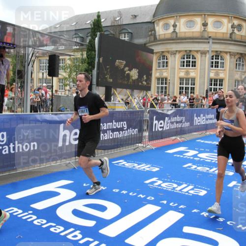 29.06.2025 - hella hamburg halbmarathon Michael Strokosch http://msf.ph/oto/8233400 29.06.2025 10:47:27 Ziel 51, 1012, 2274, 2839, 2864, 2869, 5024, 5532, 5650, 6203, 8693, 9305, 10423, 11077, 11491, 11518, 13782, 14722, 15350, 15611, 15923, 16089, 16819, 18758, 18974 meine-sportfotos.de