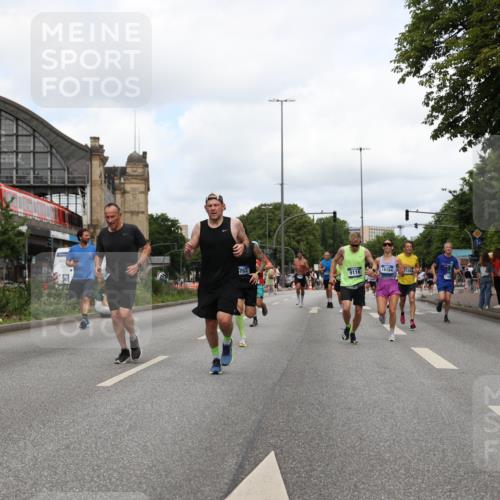 29.06.2025 - hella hamburg halbmarathon Yannick Fuchs http://msf.ph/oto/8233412 29.06.2025 10:34:20 20KM 1358, 1975, 2044, 2563, 2573, 2972, 3547, 3626, 4381, 4398, 4565, 4766, 5752, 7981, 8319, 8346, 8933, 9116, 9540, 11284, 11714, 11806, 12046, 12091, 12335, 12372, 13190, 13479, 13514, 14077, 14204, 14272, 14699, 15094, 15336, 15421, 15435, 15744, 15828, 17425, 17668, 17792, 17916, 17973, 18013, 18154, 18803 meine-sportfotos.de