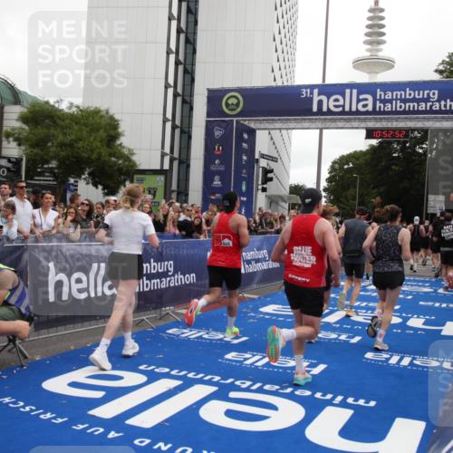 29.06.2025 - hella hamburg halbmarathon Michael Strokosch http://msf.ph/oto/8233429 29.06.2025 10:52:51 Ziel 1657, 2287, 2444, 2814, 2910, 3999, 5077, 5116, 5169, 5194, 8172, 9065, 9163, 9869, 10811, 11217, 11992, 12482, 14198, 14286, 14805, 16467, 17198, 18331, 19244 meine-sportfotos.de