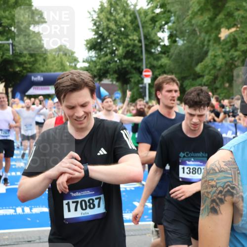 29.06.2025 - hella hamburg halbmarathon Zöllner http://msf.ph/oto/8233443 29.06.2025 10:54:27 Ziel 1267, 1442, 3426, 4635, 4868, 6511, 6512, 7129, 8772, 11009, 12321, 12362, 13289, 15946, 16327, 16574, 16750, 16879, 17698, 18268, 19067 meine-sportfotos.de