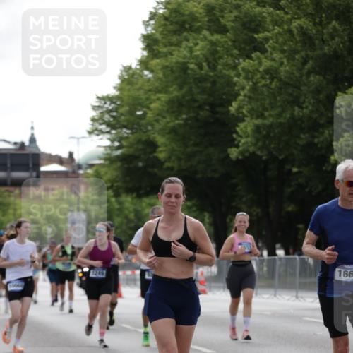29.06.2025 - hella hamburg halbmarathon Jannik Wohlers http://msf.ph/oto/8233444 29.06.2025 10:28:20 Lombardsbrücke 1518, 1557, 3717, 4700, 4834, 5167, 5249, 5250, 5718, 5903, 5939, 6102, 6418, 8560, 9642, 9716, 10068, 10434, 15143, 15256, 15452, 15453, 16125, 16643, 18293 meine-sportfotos.de