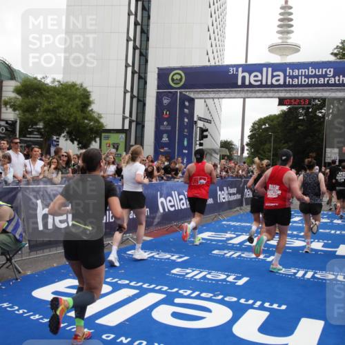 29.06.2025 - hella hamburg halbmarathon Michael Strokosch http://msf.ph/oto/8233453 29.06.2025 10:52:51 Ziel 1657, 2287, 2444, 2814, 2910, 3999, 5077, 5116, 5169, 5194, 8172, 9065, 9163, 9869, 10811, 11217, 11992, 12482, 14198, 14286, 14805, 16467, 17198, 18331, 19244 meine-sportfotos.de