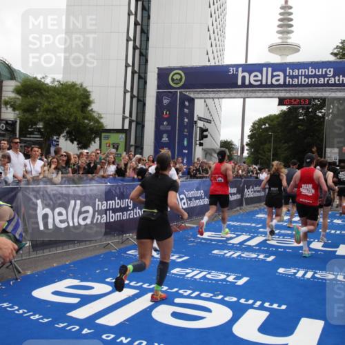 29.06.2025 - hella hamburg halbmarathon Michael Strokosch http://msf.ph/oto/8233479 29.06.2025 10:52:52 Ziel 1257, 1657, 2287, 2444, 2814, 2910, 3999, 5077, 5169, 5194, 8172, 8955, 9065, 9163, 10811, 11217, 11992, 12482, 14198, 14286, 14805, 16467, 17198, 18331, 19244 meine-sportfotos.de