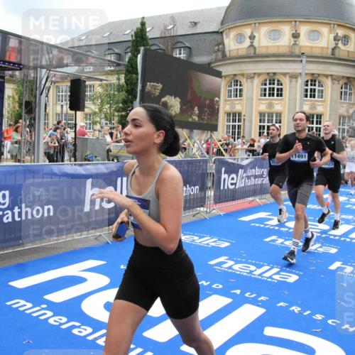 29.06.2025 - hella hamburg halbmarathon Michael Strokosch http://msf.ph/oto/8233485 29.06.2025 10:47:28 Ziel 51, 1012, 2274, 2839, 2864, 2869, 3304, 5024, 5532, 5650, 8693, 8852, 9305, 10423, 11077, 11491, 11518, 13782, 14722, 15350, 15611, 15923, 16089, 16819, 17846, 18758, 18974 meine-sportfotos.de
